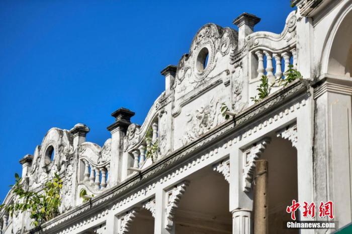 图为文昌铺前骑楼老街南洋风格建筑。 中新网记者 骆云飞 摄