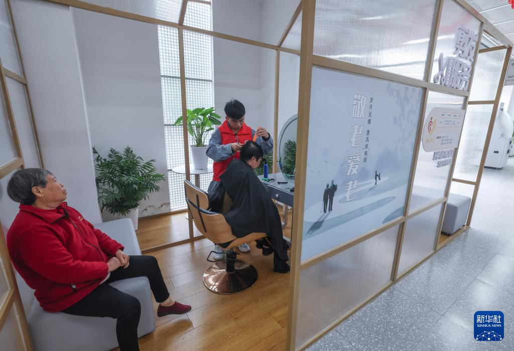 浙江金华:多功能“爱心卡”让养老变“享”老